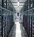 Lange gang tussen serverkasten in een datacenter