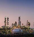 Petrochemische installatie in de avondschemering