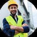 Adviseur van Global Safety Services met helm en hesje
