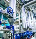 Leidingwerk met blauwe afsluiters in een industriële installatie